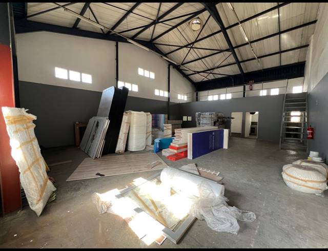 190M² WAREHOUSE TO LET IN LASER PARK